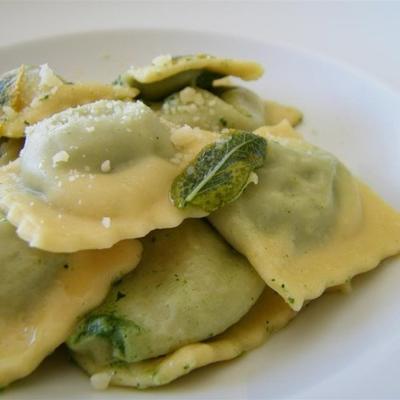 vulsel van ravioli met spinazie, feta en pijnboompitten