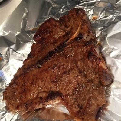 pan-aangebraden t-bone voor twee met rozemarijn mosterdsaus