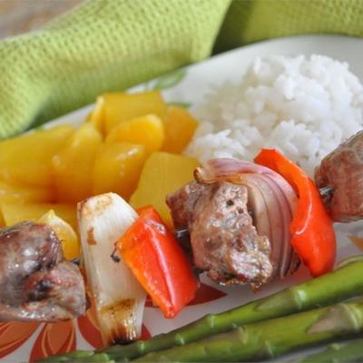 oranje rundvlees kabobs met gegrild fruit