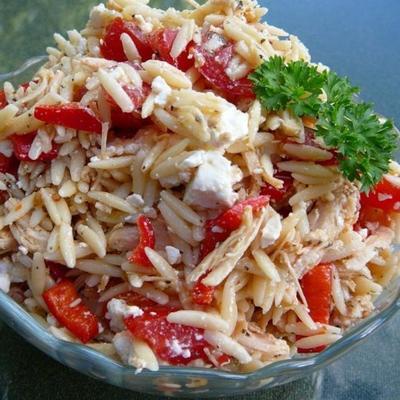 mediterrane kip en orzo salade in rode peper kopjes