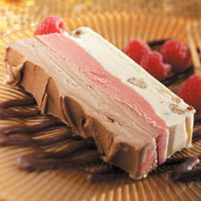 frambozen-fudge gelaagde dessert met chocolade sau