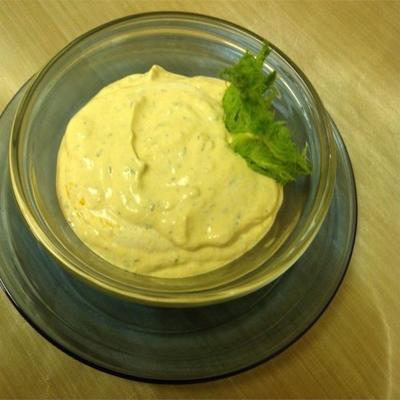 basilicum en zongedroogde tomaten dip