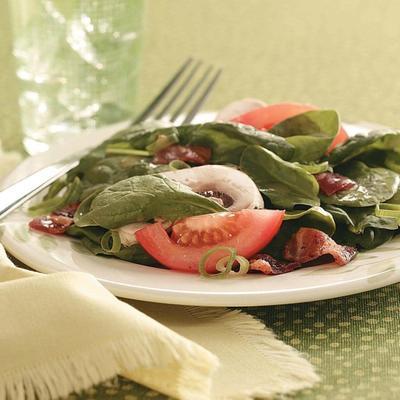 spinazie-champignonsalade met warme spekdressing