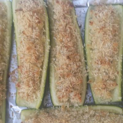 met krabvlees gevulde courgette-boten