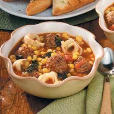 gehaktbal en drie tortellinisoep met kaas