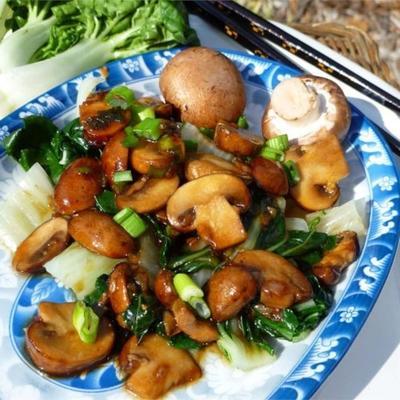baby-choy in Chinese stijl met champignonsaus