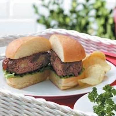 gegrilde ananasburgers met saus