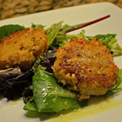 deviled crabcakes op gemengde greens met gember-citrusvinaigrette