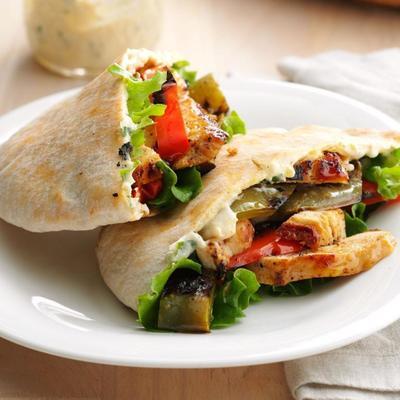 gegrilde kip en vegetarische pitas