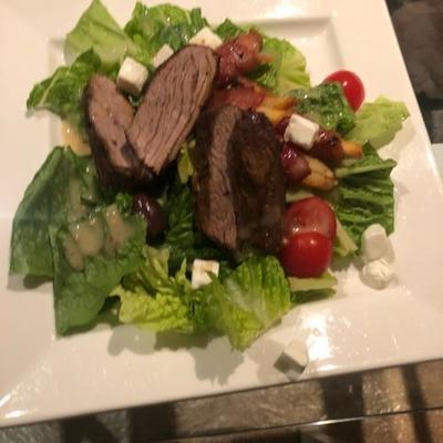 gezwarte steak salade met bessenvinaigrette