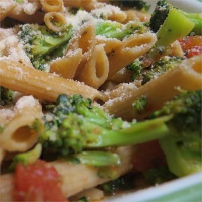 fusilli met rapini (broccoli rabe), knoflook en tomatensaus