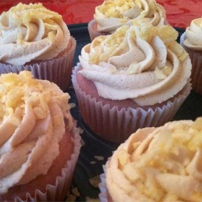 pbj cupcakes - bessen cupcakes met pindakaas glazuur