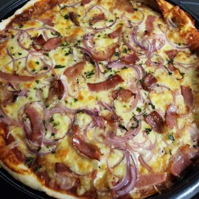 Napolitaans pizzadeeg met knoflook en Italiaanse smaakmakers