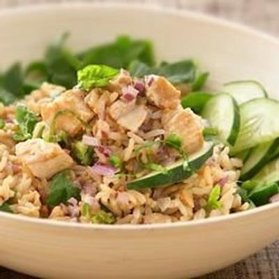 Thaise salade met volkoren bruine rijst en kip