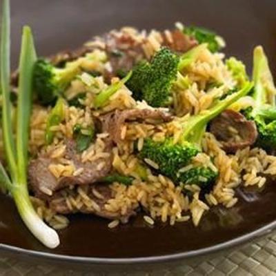rundvlees en broccoli roerbakken met volkoren bruine rijst