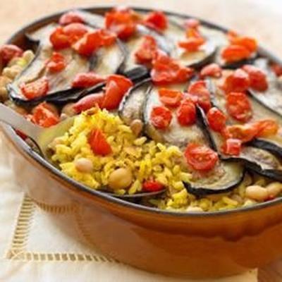 vegetarische in de oven gebakken bruine en wilde rijst met aubergine