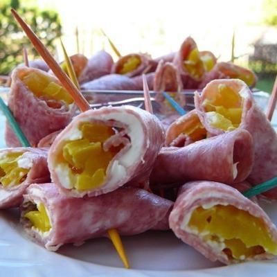 salami, roomkaas en pepperoncini roll-ups