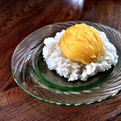 zoete plakkerige rijst met mango's