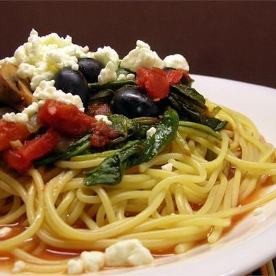 snelle en gemakkelijke Griekse spaghetti