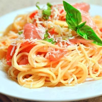 zomer verse pasta met tomaten en prosciutto