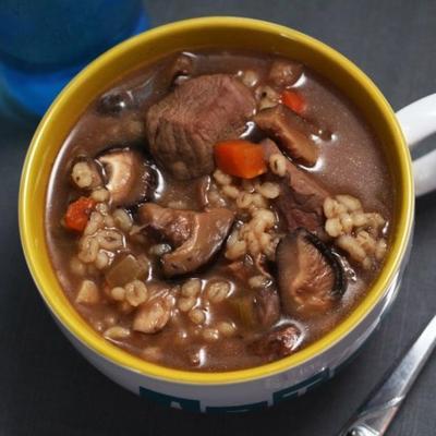 Kelly's slowcooker vlees, champignons en gerst soep