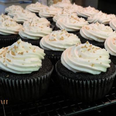 chocoladebier cupcakes met whisky vullen en icing icing cream