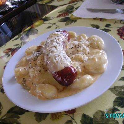 knallers en gnocchi met een geroosterde sjalot en kaassaus