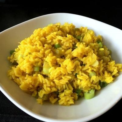 rijstpilaf met rozijnen en groenten