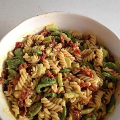 pastasalade met fiddleheads, bacon en zongedroogde tomaten