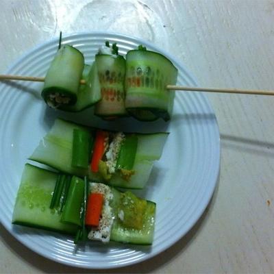 mini komkommer sushi rollen