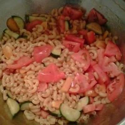 zoete en pittige zomer macaroni salade