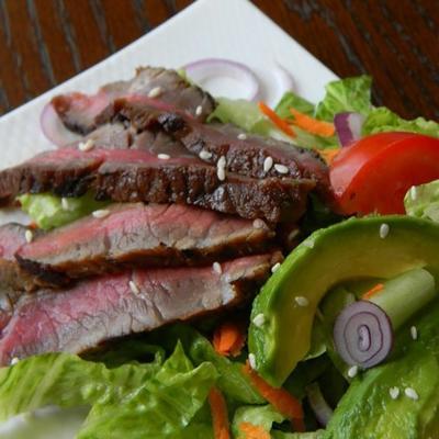 gegrilde steak salade met Aziatische dressing