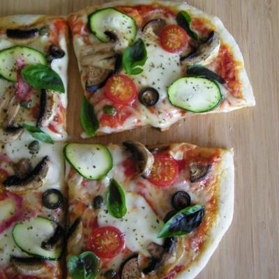 zelfgemaakte vegetarische pizza