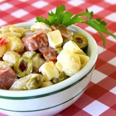 koude macaroni salade met hotdogs