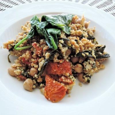 curried couscous met spinazie en kikkererwten