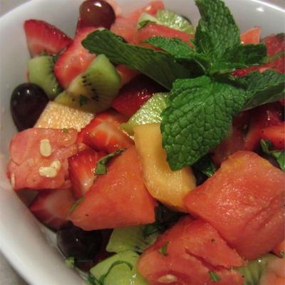 zomerse fruitsalade met een citroen-, honing- en muntdressing