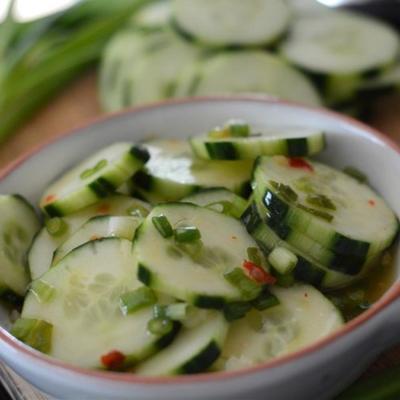 komkommersalade met Thaise zoete Spaanse pepervinaigrette