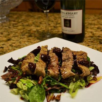 gegrilde peppercorn steak en gekarameliseerde pecannootsalade met cabernet-kersvinaigrette