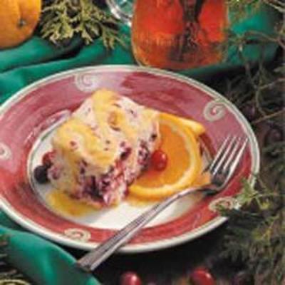 cranberry cake met sinaasappelsaus