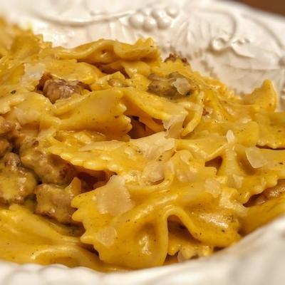 pasta met Italiaanse worst en pompoensaus