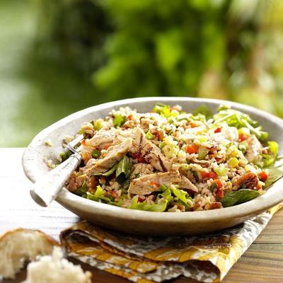 bruine rijstsalade met gegrilde kip