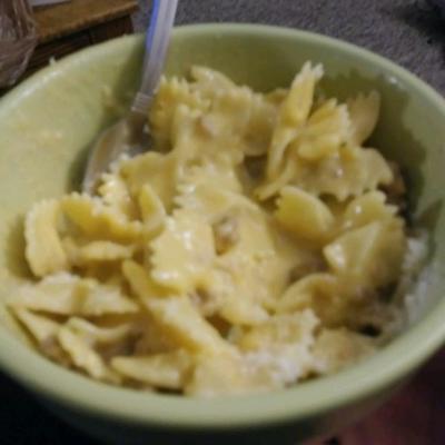knoflookworst en pasta in een bechamelsaus