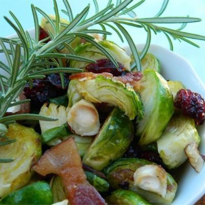 warme spruitensalade met hazelnoten en veenbessen