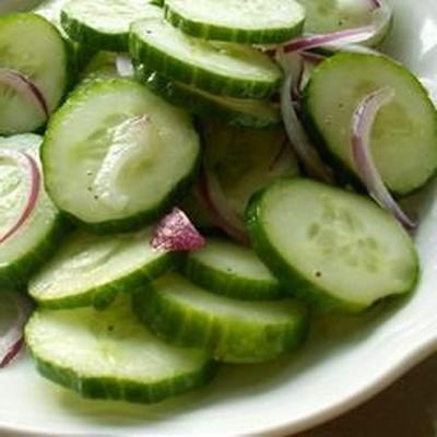 knapperige gemarineerde komkommers