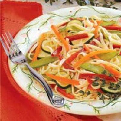 kleurrijke linguine salade
