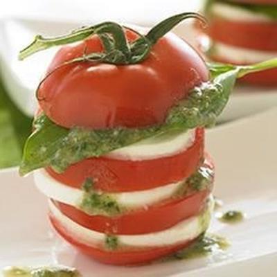 caprese salade met pesto-vinaigrette van soja-walnoot