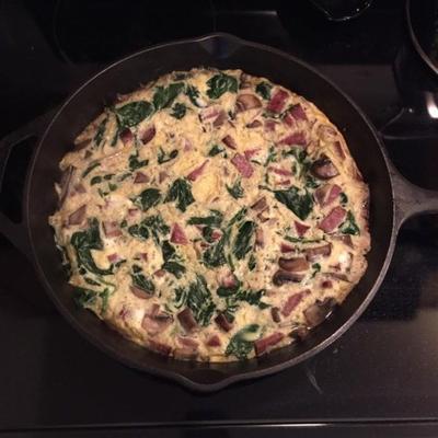 Garlicky ham, mushroom en spinazie frittata