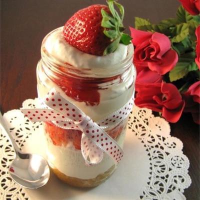 aardbeien cheesecake in een pot