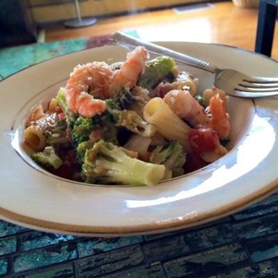 garnalen, broccoli rabe, en tomaten over penne pasta