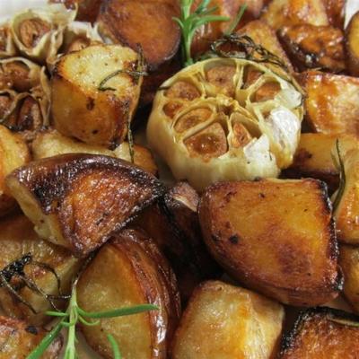 rozemarijn aardappelen met geroosterde knoflook hoofden